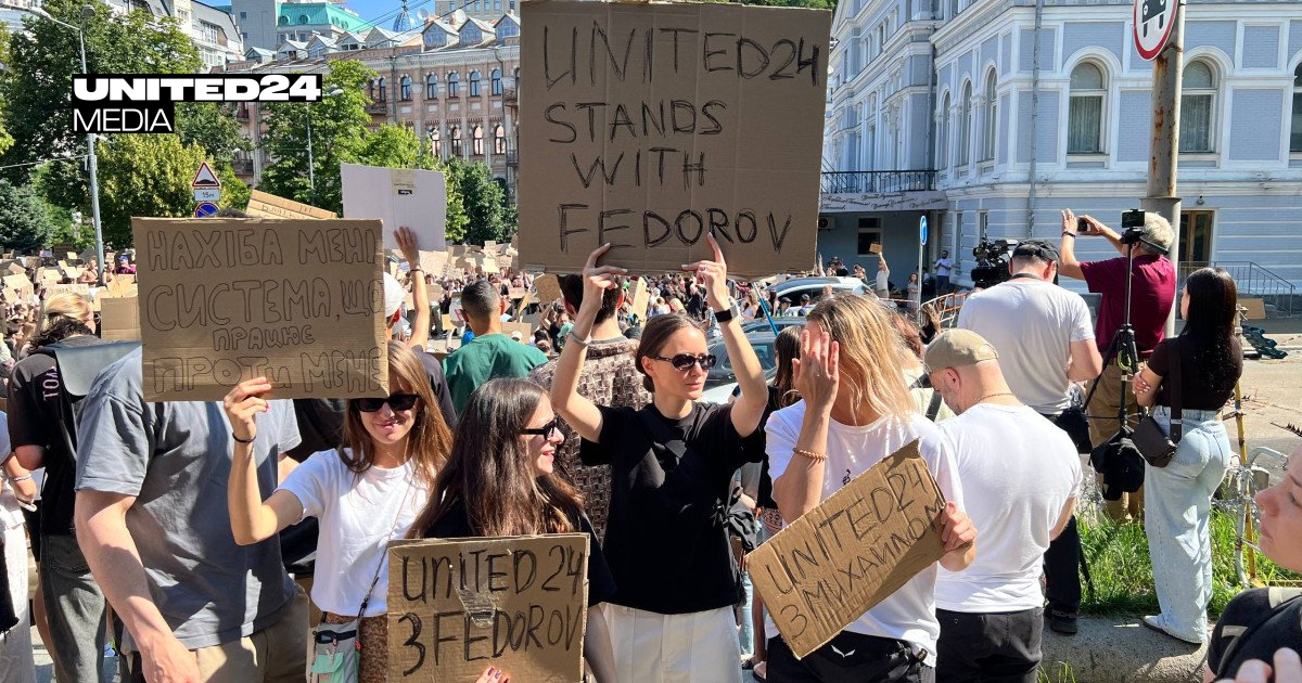 Hundreds protest in Kyiv against the removal of Defense Minister Mykhailo Fedorov, demanding that President Zelenskyy reinstate him.