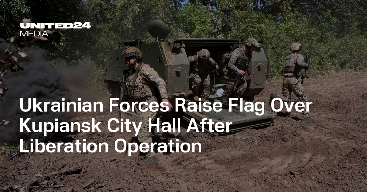 Ukraine. Les forces ukrainiennes hissent le drapeau sur l'hôtel de ville de Kupiansk après la libération @United24media