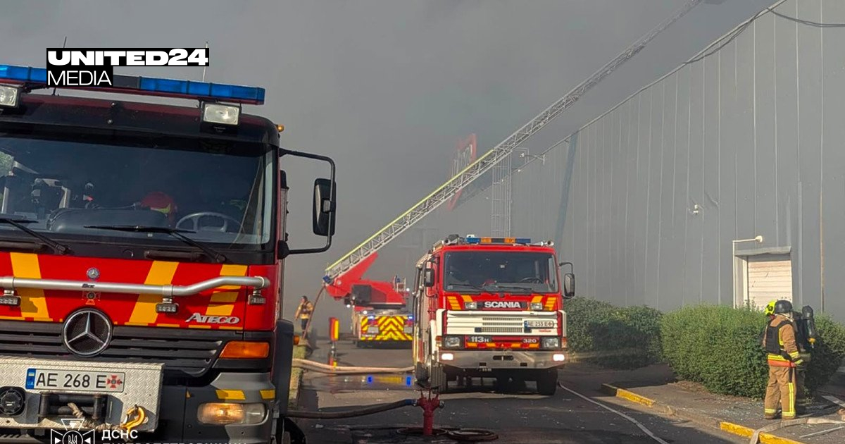 A Russian drone attack on Kryvyi Rih’s largest shopping complex killed 16 and injured 13, including 23 children. The strike caused significant damage and fires.