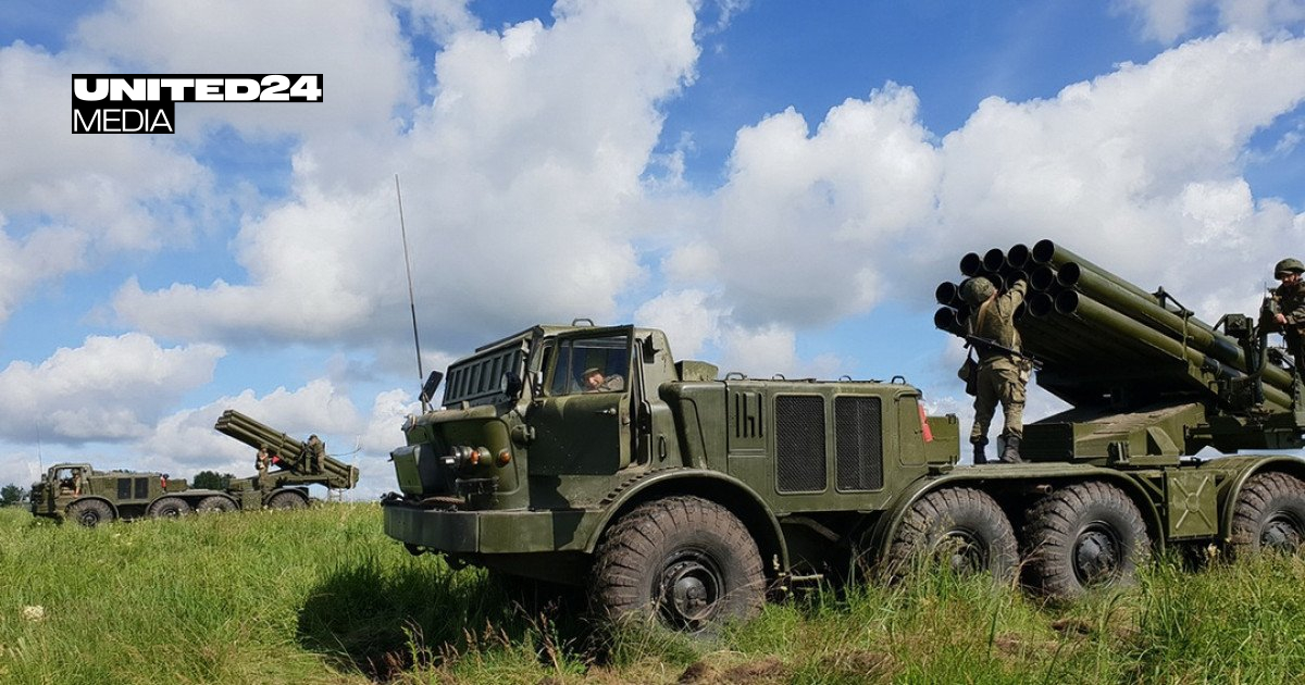 Russisches BM-27 Uragan versteckt sich in den Bäumen – ukrainische Drohnen ...