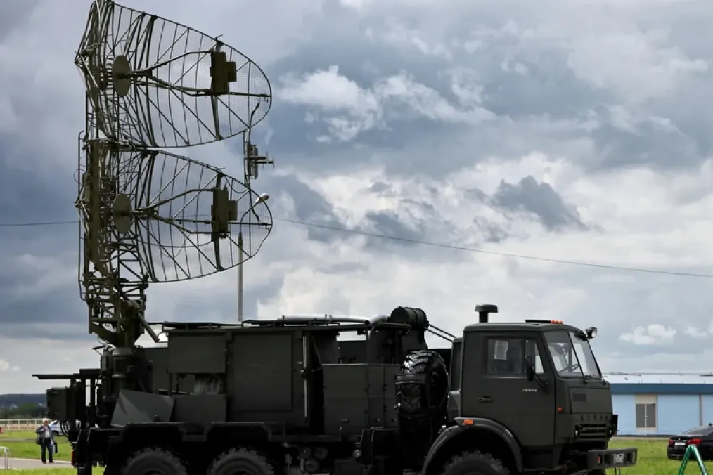 Un sistema de radar móvil ruso Kasta-2E2 instalado en un camión militar durante una demostración sobre el terreno. (Foto: Fuente abierta)