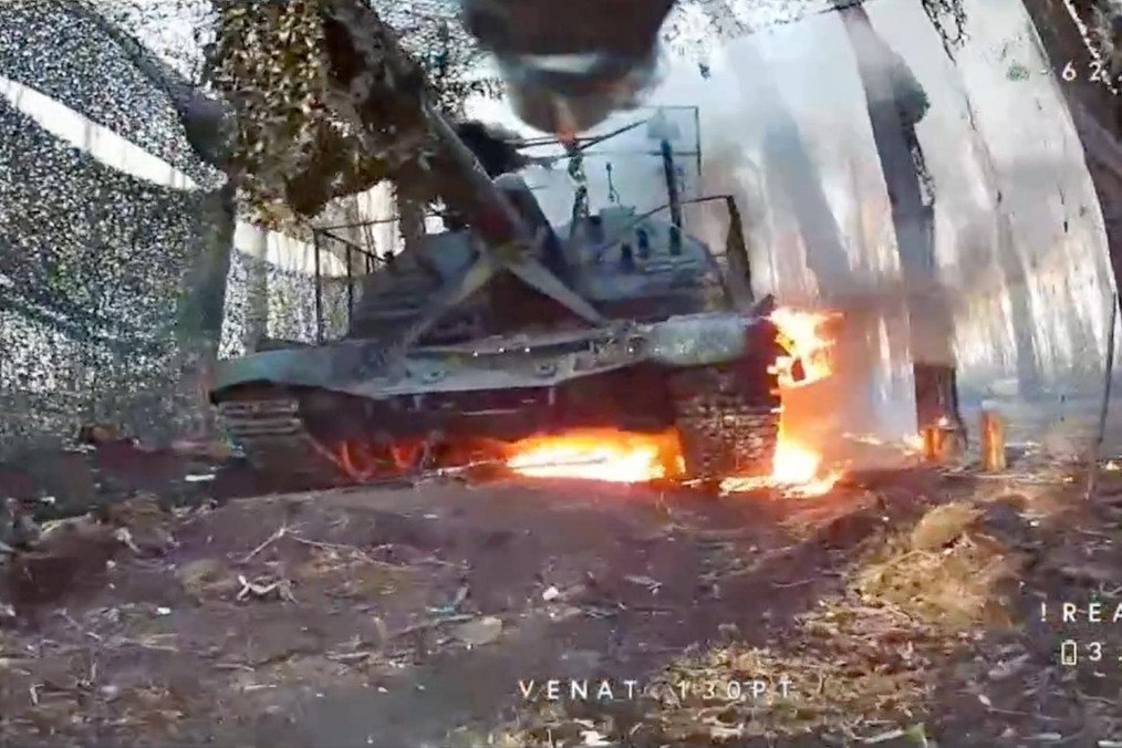 Burning Russian 2S19 Msta-S artillery system after a Ukrainian drone hit. (Source: Serhii Sternenko)