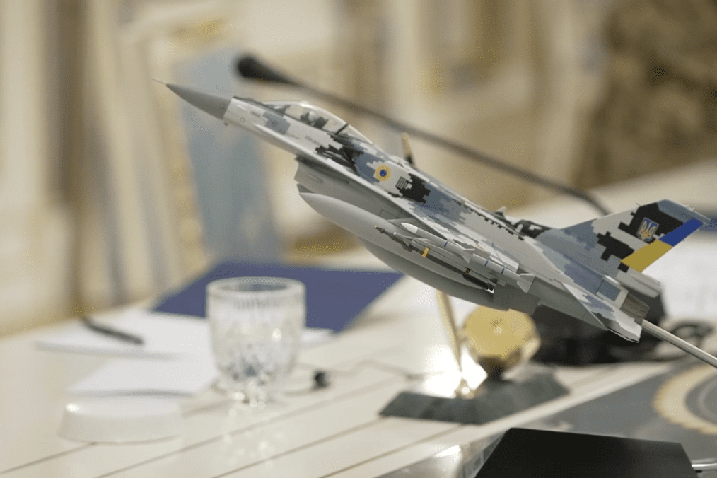 A scale model of a Ukrainian F-16 fighter jet displayed during a meeting with Lockheed Martin representatives. (Source: Ukrainian President’s Office) A scale model of a Ukrainian F-16 fighter jet displayed during a meeting with Lockheed Martin representatives. (Source: Ukrainian President’s Office)