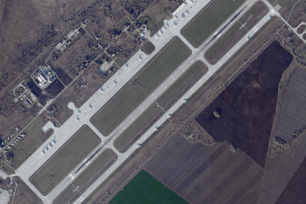 Rusia amplía la base aérea Engels-2 con 12 nuevas plataformas para bombarderos, según revelan imágenes satelitales Imagen satelital de la base aérea rusa de Engels. (Fuente: Axios)