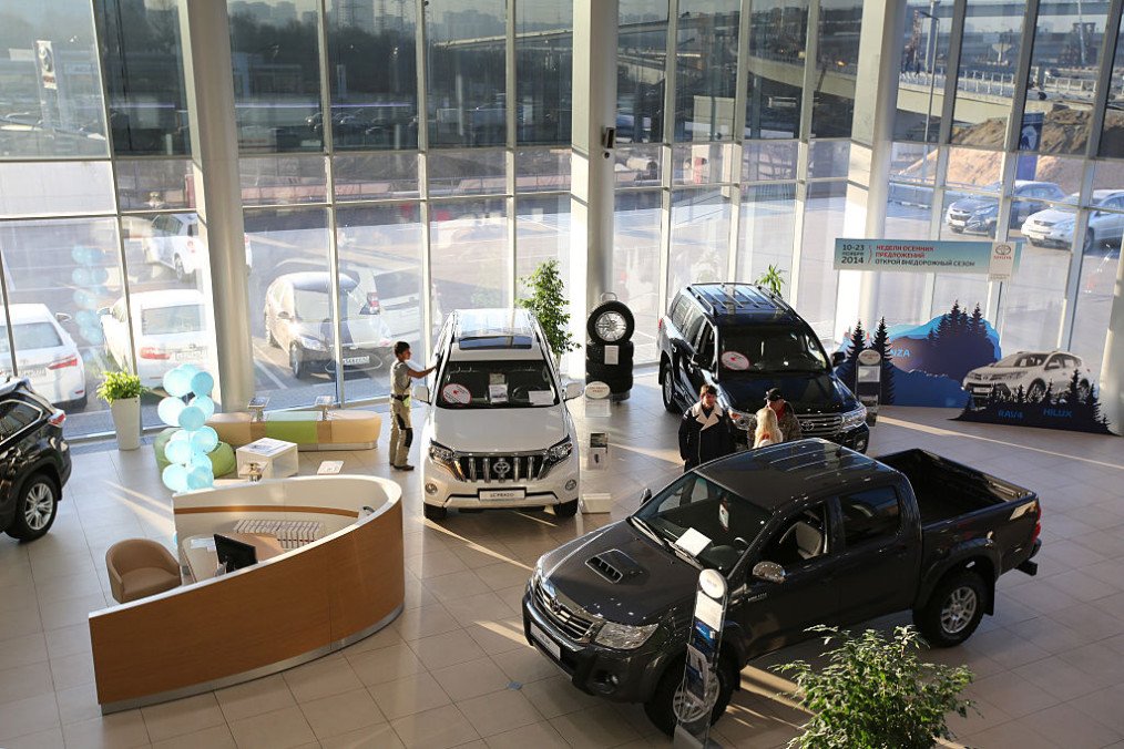 Visitors inspect a Toyota Hilux wagon, right, on display in the showroom of a Toyota Motor Corp. automobile dealership in Moscow, Russia, on November 19, 2014. (Source: Getty Images) Visitors inspect a Toyota Hilux wagon, right, on display in the showroom of a Toyota Motor Corp. automobile dealership in Moscow, Russia, on November 19, 2014. (Source: Getty Images)