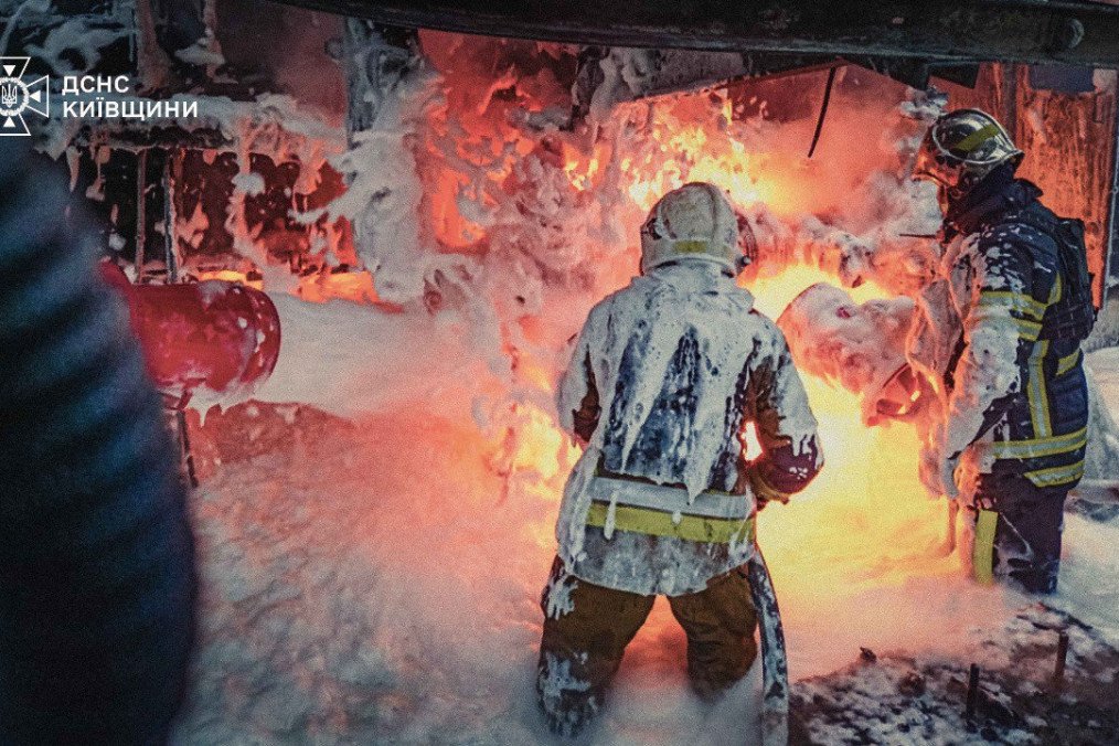 Los equipos de rescate en la región de Kyiv trabajan entre intensas llamas y espuma tras el incendio provocado por un ataque con dron en una instalación de infraestructura crítica. (Fuente: SES de la región de Kyiv) Los equipos de rescate en la región de Kyiv trabajan entre intensas llamas y espuma tras el incendio provocado por un ataque con dron en una instalación de infraestructura crítica. (Fuente: SES de la región de Kyiv)