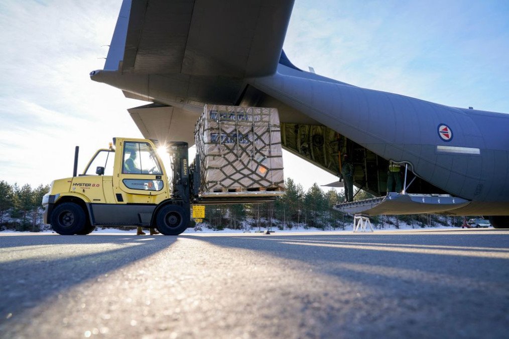 Norwegian M72 anti-tank missiles are loaded on a transport plane for delivery to Ukraine on March 3, 2022 in Oslo, Norway. (Source: Getty Images) Norwegian M72 anti-tank missiles are loaded on a transport plane for delivery to Ukraine on March 3, 2022 in Oslo, Norway. (Source: Getty Images)