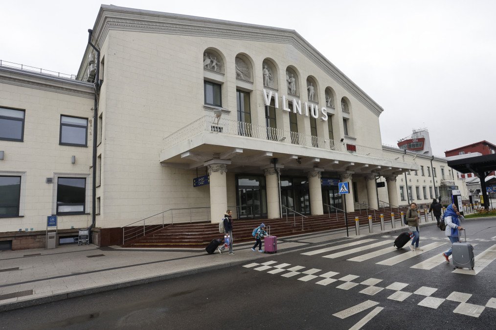 Lithuania Closes Airspace Over Vilnius for Sixth Time After Suspected Belarus Balloons People with suitcases are seen in front of the airport in Vilnius, Lithuania, on October 28, 2025. Illustrative photo. (Source: Getty Images)