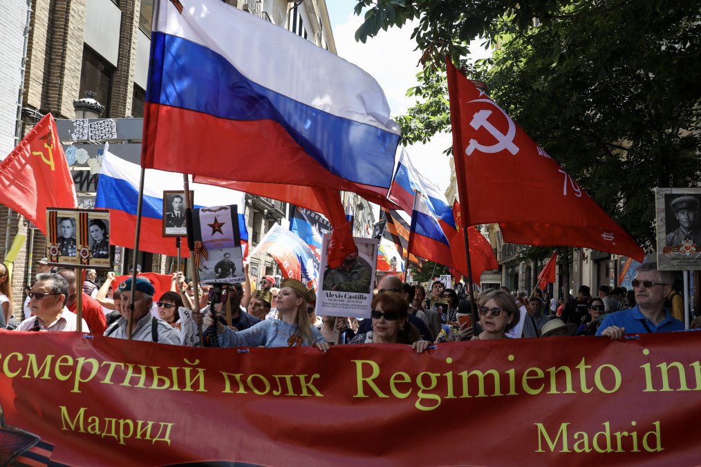 Participants carry banners and flags during an “Immortal Regiment” march in central Madrid on May 7, 2023, marking the WWII victory, while Ukrainian residents stage protests along the route. (Source: Getty Images)