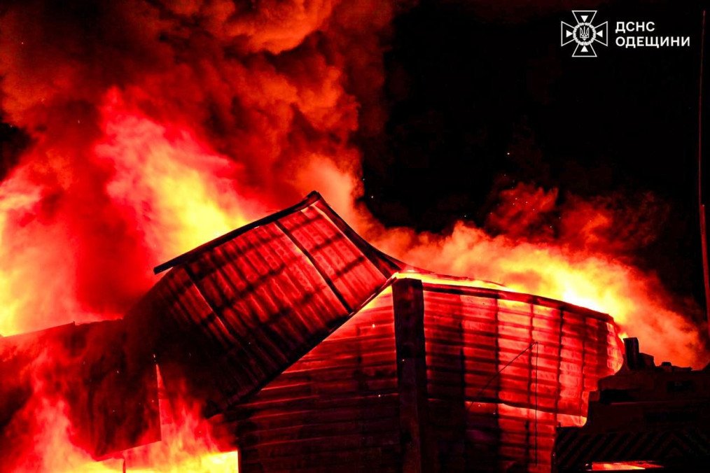 Incendio gigantesco en Odesa tras ataque masivo ruso con drones y misiles durante la noche en Ucrania.