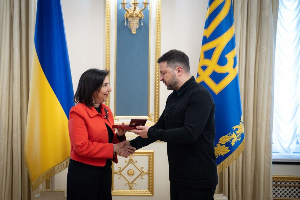 Ukrainian President Volodymyr Zelenskyy awards Spanish Defense Minister Margarita Robles the Order of Princess Olha, III degree. (Source: Ukrainain President’s Office)