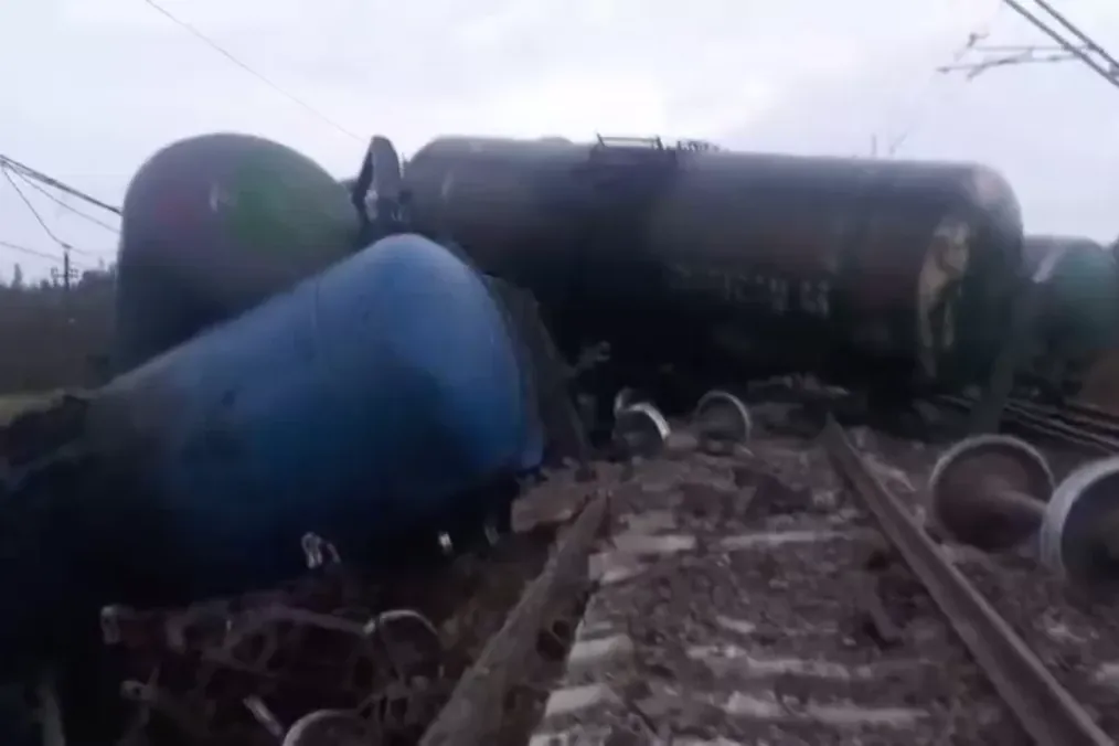 Derailment of a locomotive and destruction of 15 fuel tankers on the Strogonovo–Mshinskaya railway line between St. Petersburg and Pskov. Illustrative photo. (Photo: Open source)