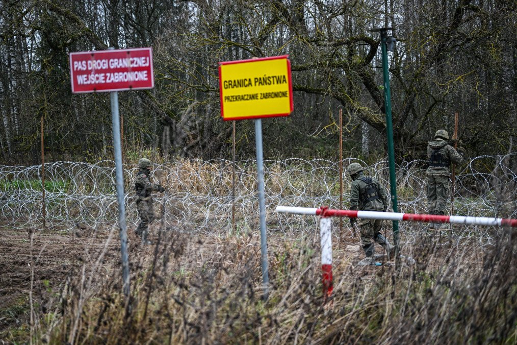 Soldiers of the Polish army carry barbed wire as they construct a barrier on Poland's- Russian exclave Kaliningrad border on November 5, 2022 in Wisztyniec, Poland. (Source: Getty Images)