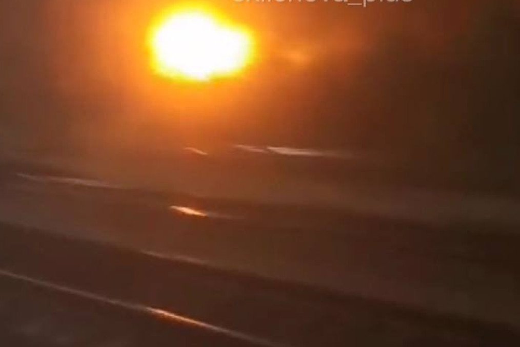 Explosión en una instalación de almacenamiento de petróleo cerca de la estación de tren de Likhovskaya en la región rusa de Rostov, el 10 de noviembre de 2025. (Fuente: Exilenova_plus)