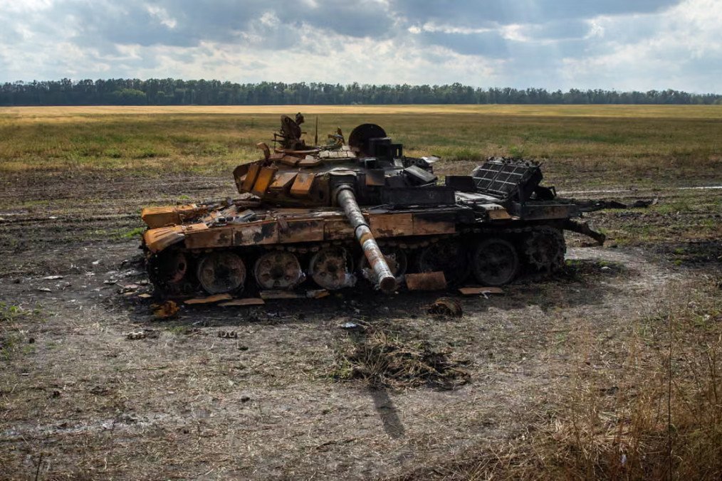 Un tanque ruso T-80 destruido en un campo entre la localidad liberada de Shevchenkove y Kupiansk, en el este de Ucrania. (Foto: Daniel Carde / The Guardian)