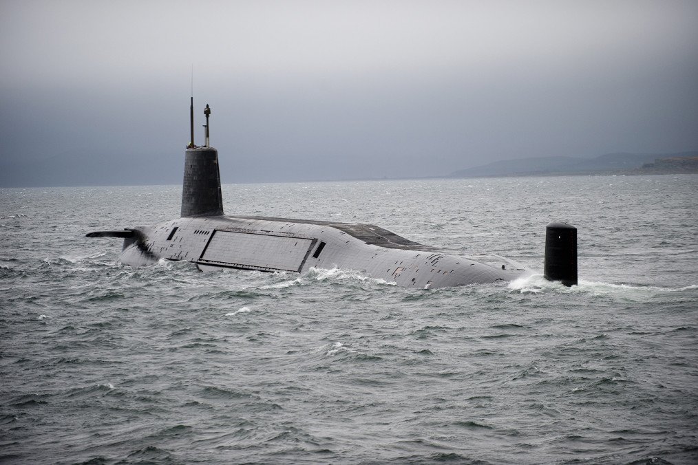 El HMS Vengeance, uno de los cuatro submarinos británicos de la clase Vanguard diseñados para transportar misiles Trident, visto partiendo para su revisión en 2012.  (Fuente: Getty Images)