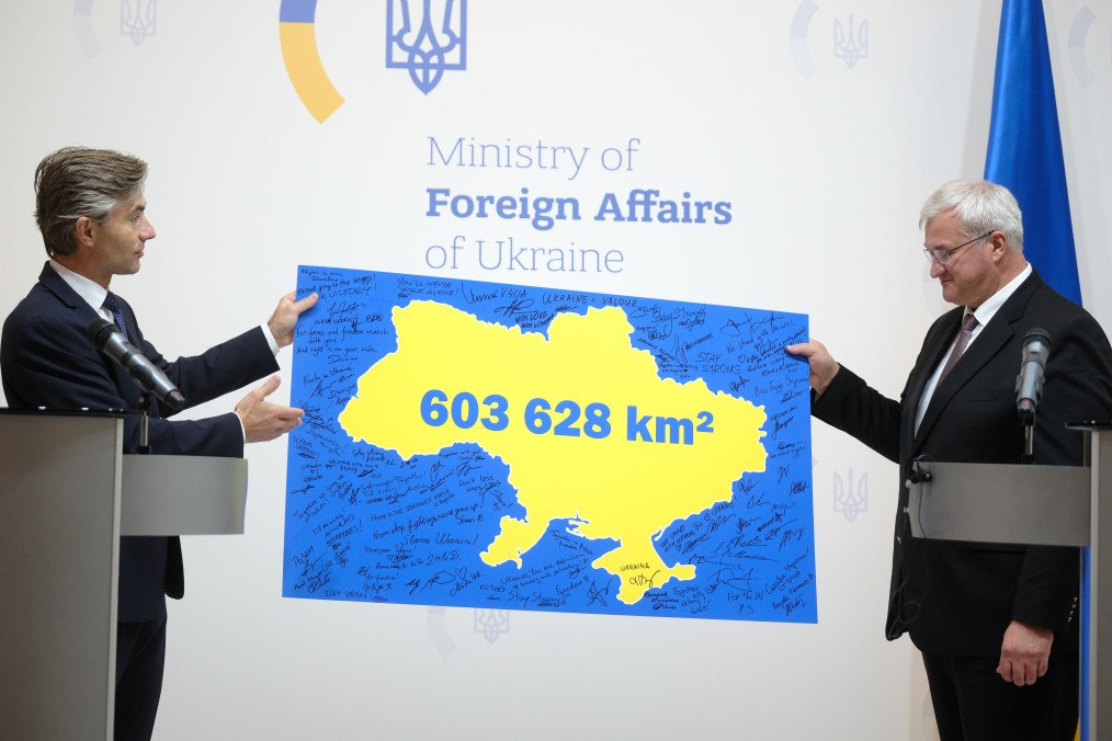 Minister of Foreign Affairs of Lithuania Kestutis Budrys presents to Minister of Foreign Affairs of Ukraine Andrii Sybiha a map of Ukraine with signatures of support from Lithuanians on September 19, 2025, in Kyiv, Ukraine. (Source: Getty Images) Minister of Foreign Affairs of Lithuania Kestutis Budrys presents to Minister of Foreign Affairs of Ukraine Andrii Sybiha a map of Ukraine with signatures of support from Lithuanians on September 19, 2025, in Kyiv, Ukraine. (Source: Getty Images)