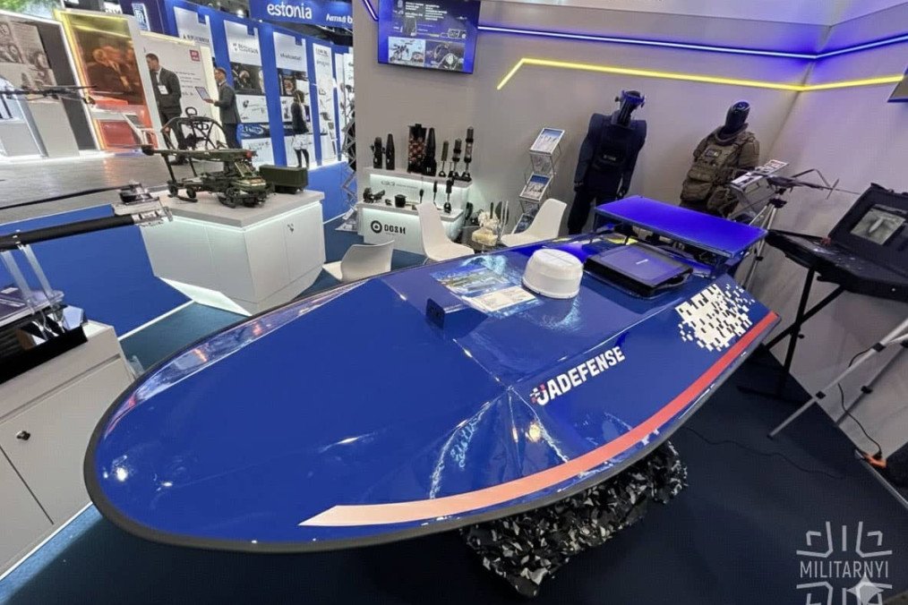 The new M.A.K. multifunctional unmanned surface vessel, unveiled by Ukrainian company UADEFENSE at the World Defense Show 2026 in Riyadh. The drone features a low-visibility profile and modular design for various combat roles. (Source: Militarnyi)