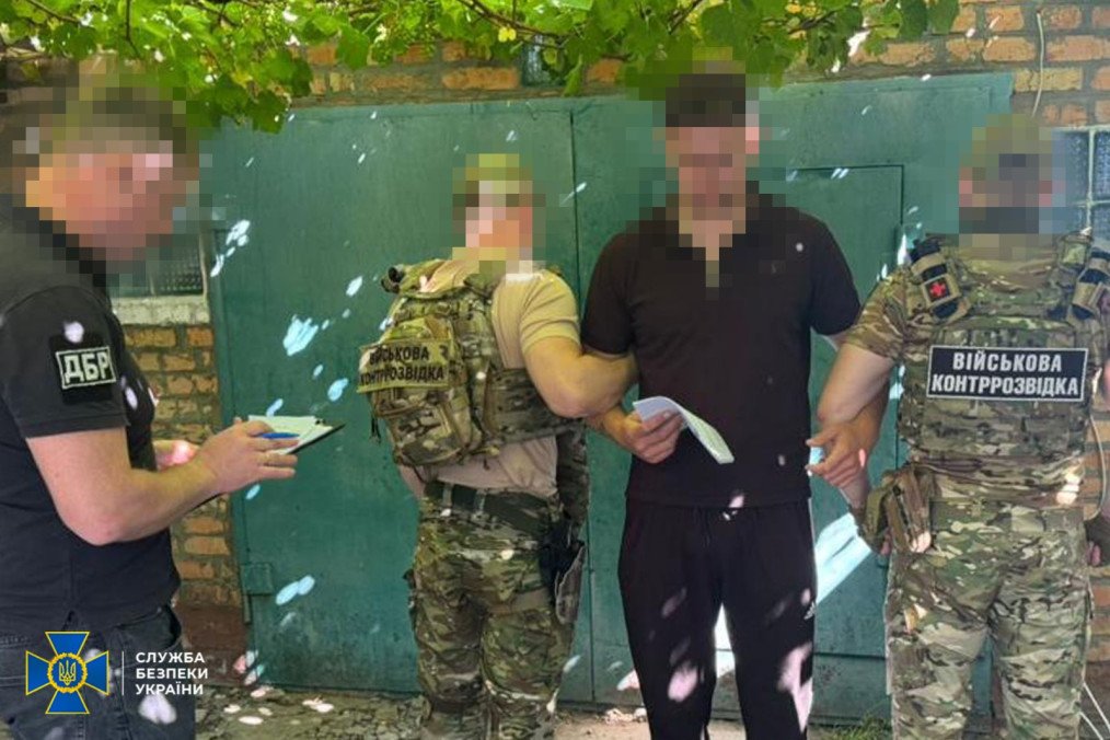 Operatives from the SBU and DBR detain a Ukrainian National Guard senior rifleman accused of collaborating with Russian authorities and torturing fellow prisoners of war in an occupied penal colony. (Source: SBU)