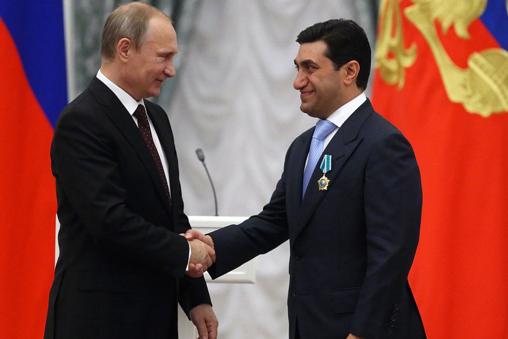 Russian leader Vladimir Putin (L) shakes hands with Russian buisnessman and billionaire God Nisanov is seen in the Kremlin on July 31, 2014 in Moscow, Russia. (Source: Getty Images)