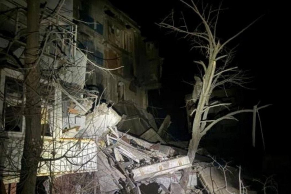 Russian Guided Bomb Destroys Residential Building in Zaporizhzhia Region, Killing One Person