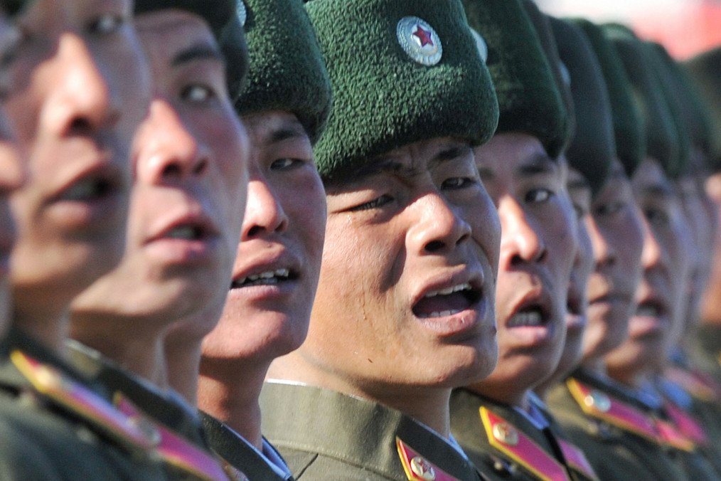 Soldados norcoreanos marchan entre lágrimas durante un desfile en 2012 en honor al 70 cumpleaños de Kim Jong Il, mientras saludan al nuevo líder Kim Jong Un. (Fuente: Getty Images)