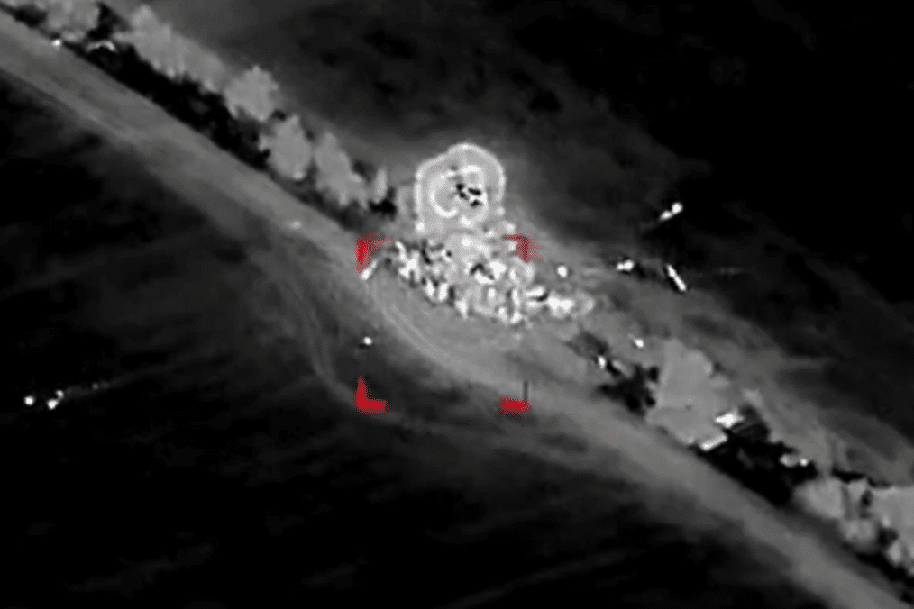 Captura de pantalla de un vídeo militar que muestra una explosión provocada por un ataque de drones ucranianos contra un objetivo ruso