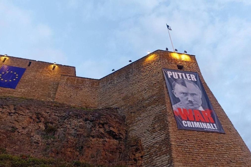 A poster set up on the Russia-facing wall of the Hermann Castle in Narva on May 9, 2025. (Source: Sergei Mihhailov/ERR)