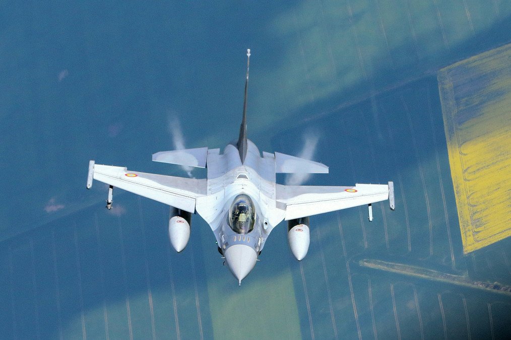 A Romanian Air Force F-16 military fighter jet participates in NATO's Baltic Air Policing Mission in Lithuanian airspace near Siauliai, on May 23, 2023. Illustrative photo. (Source: Getty Images)