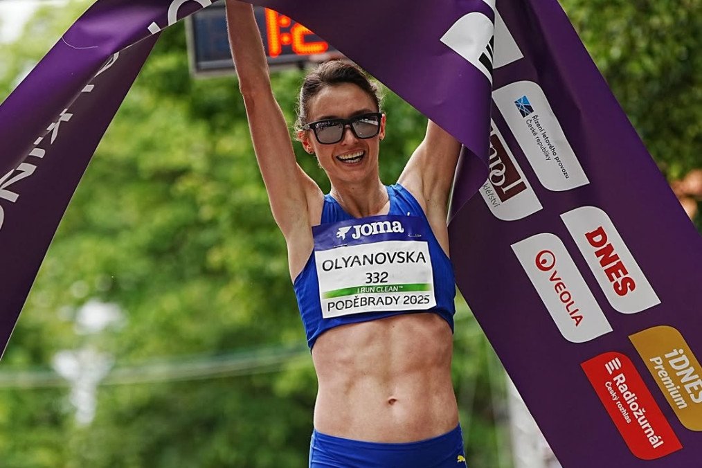 Ukrainian Athlete Liudmyla Olianovska Breaks Indoor 5,000m World Record, Becomes First Under 20 Minutes Ukrainian racewalker Liudmyla Olianovska celebrates her victory at the finish line. (Source: Liudmyla Olianovska/Instagram)