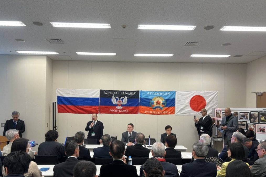 Russian and self-proclaimed “DPR/LPR” flags displayed next to Japan’s during a pro-Russian “Crisis in Ukraine” seminar at a Tokyo parliamentary hall. (Source: Russian media)