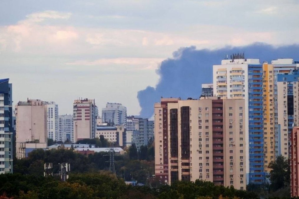 A dark plume of smoke rises over Samara following Ukrainian drone strikes on the Kuibyshev Oil Refinery. (Source: OSINT channel Exilenova+)