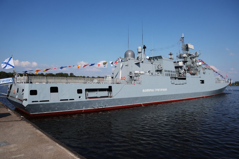 La fragata rusa Admiral Grigorovich navegando cerca de la costa británica mientras es escoltada a distancia por una patrullera de la Royal Navy.