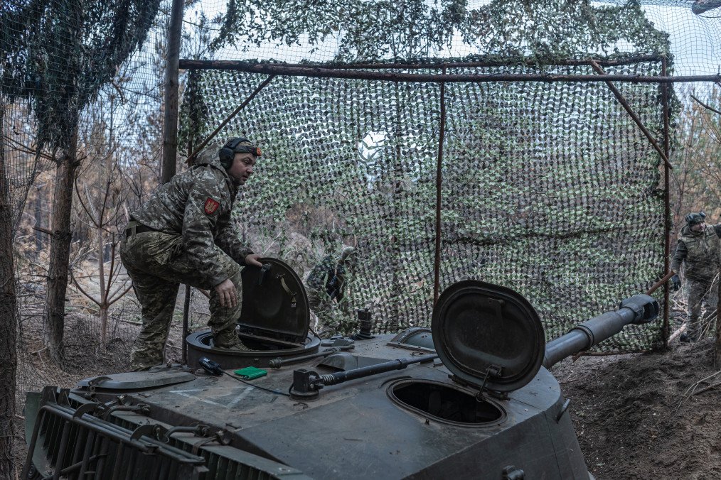Ukraine Denies Russian Claims of Dormitory Strike and Exposes Elite Military Target in Luhansk Ukrainian soldiers are seen near the soviet 2s1 artillery in the direction of Kreminna, Luhansk Oblast. (Source: Getty Images)