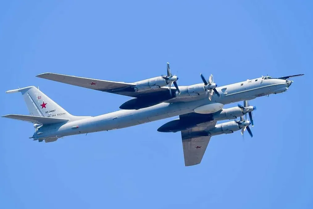 Tu-142MK completes first-ever Arctic in-flight refueling near North Pole. (Source: TASS)