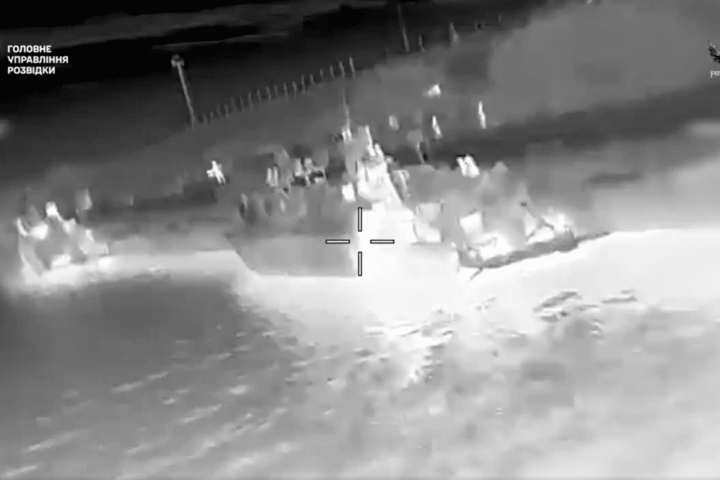 Infrared image released by Ukraine’s Main Intelligence Directorate (HUR) showing a Russian BK‑16 landing craft moments before being hit by a drone strike in occupied Crimea. (Source: HUR) Infrared image released by Ukraine’s Main Intelligence Directorate (HUR) showing a Russian BK‑16 landing craft moments before being hit by a drone strike in occupied Crimea. (Source: HUR)