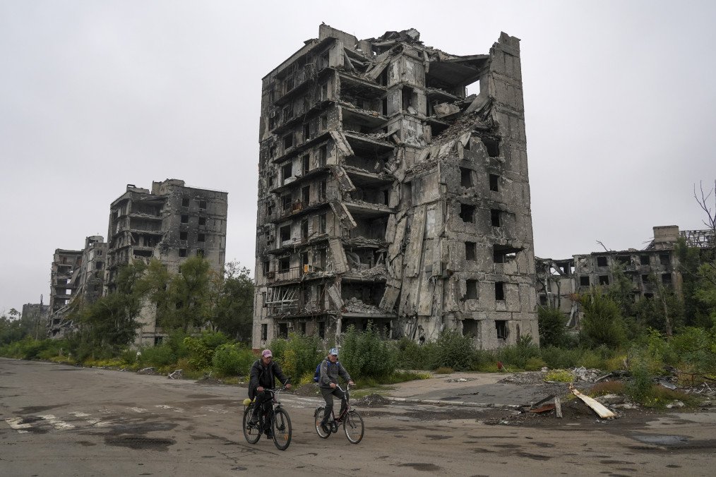 Inside the First Days of Russia’s Siege of Mariupol: A Wartime Diary People ride bicycles on a road in front of the heavily damaged buildings in Mariupol, one of the cities with the most intense conflicts, as Russia-Ukraine war continues in Mariupol, Ukraine on September 29, 2022. (Source: Getty Images)