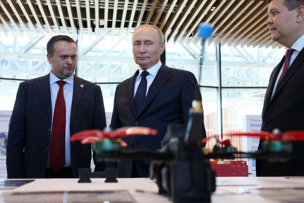 Russian leader Vladimir Putin (C) tours an exhibition at Novgorod Technical School in Veliky Novgorod on September 21, 2022. (Source: Getty Images) Russian leader Vladimir Putin (C) tours an exhibition at Novgorod Technical School in Veliky Novgorod on September 21, 2022. (Source: Getty Images)