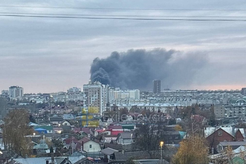 Heavy black smoke rises over the city of Orel. (Photo: Telegram / Exilenova+)