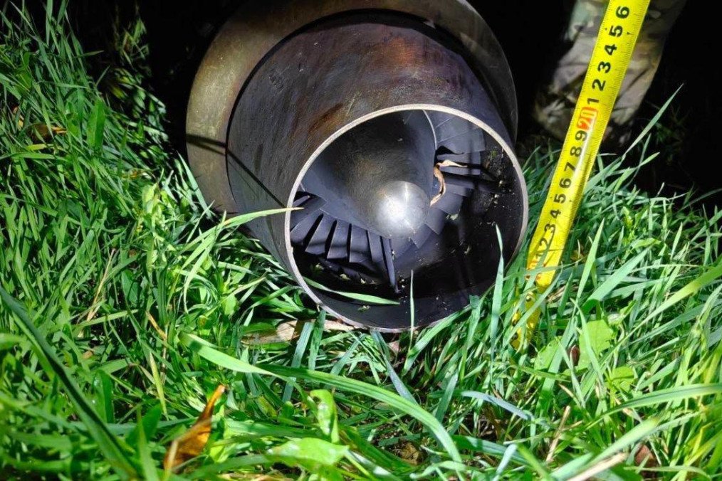 A fragment of the turbojet engine recovered from the Geran-4 drone that crashed and exploded in Moldova’s Orhei district. (Source: NewsMaker)