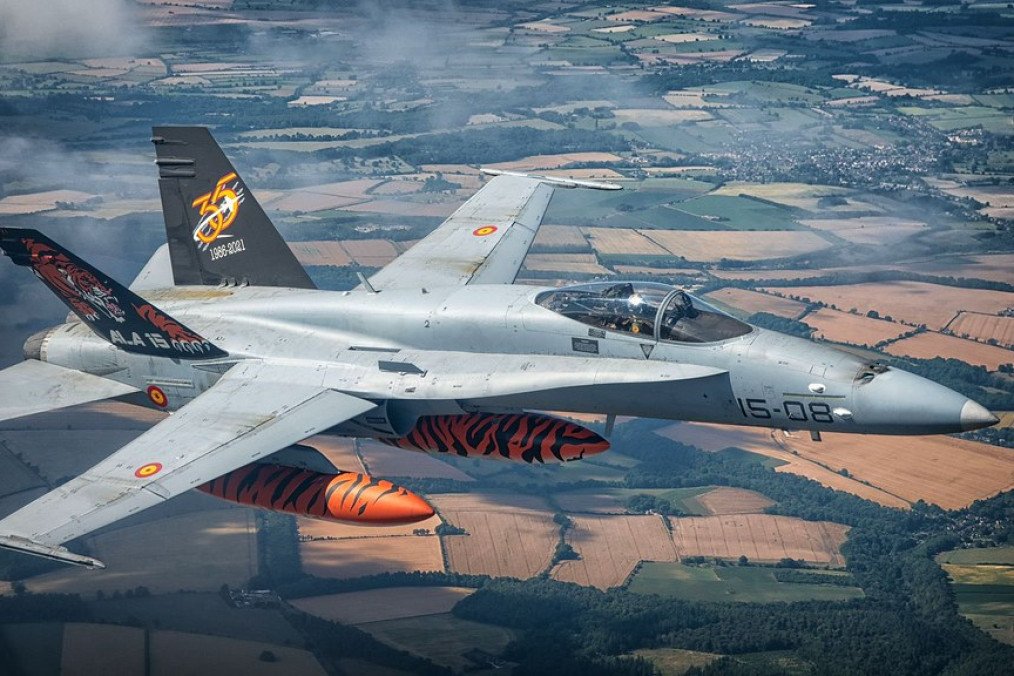 Un caza EF-18M “Hornet” del Ala 15 del Ejército del Aire y del Espacio de España vuela sobre el Reino Unido a su llegada al Royal International Air Tattoo (RIAT). (Foto: Cheng Peng / Ejército del Aire y del Espacio de España)
