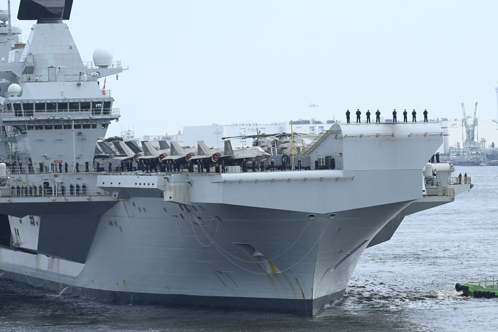 HMS Prince of Wales anchors in Tokyo on August 27, 2025, during Operation HIGHMAST, leading the British Carrier Strike Group’s 26,000-nautical-mile Indo-Pacific deployment. (Source: Getty Images)