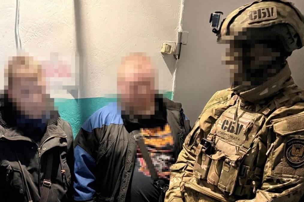 Two suspected Russian agents detained by Ukraine’s Security Service in Kherson, accused of plotting attacks against police officers. (Photo: Ukraine’s Security Service)