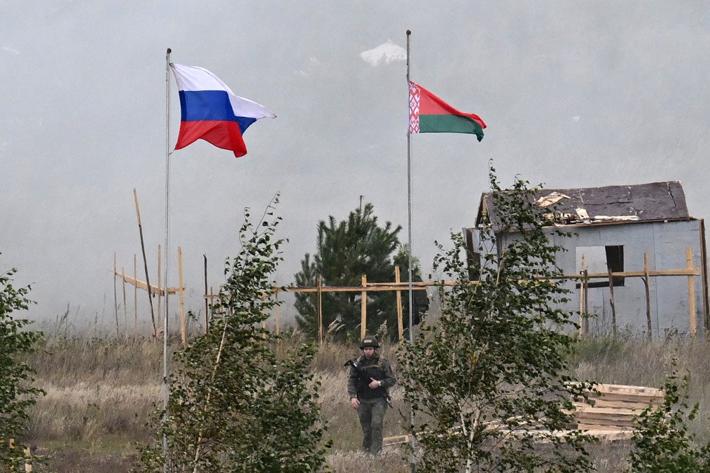 Russian and Belarusian Forces Begin Military Drills Involving Nuclear Scenario Training A serviceman takes part in the “Zapad-2025” joint Russian-Belarusian military drills at a training ground near the town of Borisov, east of the capital Minsk, on September 15, 2025. Illustrative photo. (Source: Getty Images)