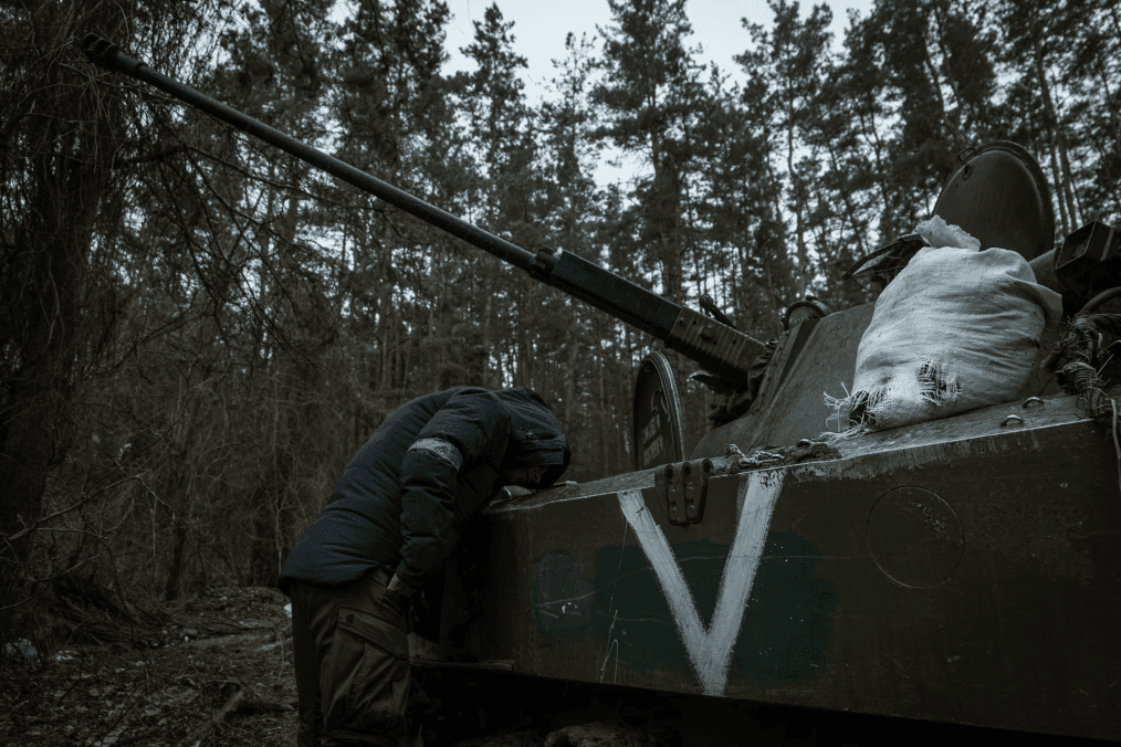 Vehículo blindado ruso abandonado en Irpin tras combates en Kyiv vehículo ruso BMD-2 abandonado Irpin Kyiv Ucrania guerra destrucción ejército ruso pérdidas invasión Ucrania 2022