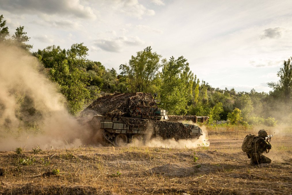 A soldier and a T-80 tank from the 80th Air assault brigade fire while training in the direction of Chasiv Yar, Ukraine, on July 20, 2024. (Source: Getty Images) A soldier and a T-80 tank from the 80th Air assault brigade fire while training in the direction of Chasiv Yar, Ukraine, on July 20, 2024. (Source: Getty Images)