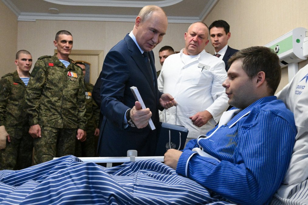 Russian leader Vladimir Putin brings a medal as he visits servicemen at a military hospital in Moscow on October 29, 2025. Illustrative image. (Photo: Kristina Kormilitsyna/AFP via Getty Images)