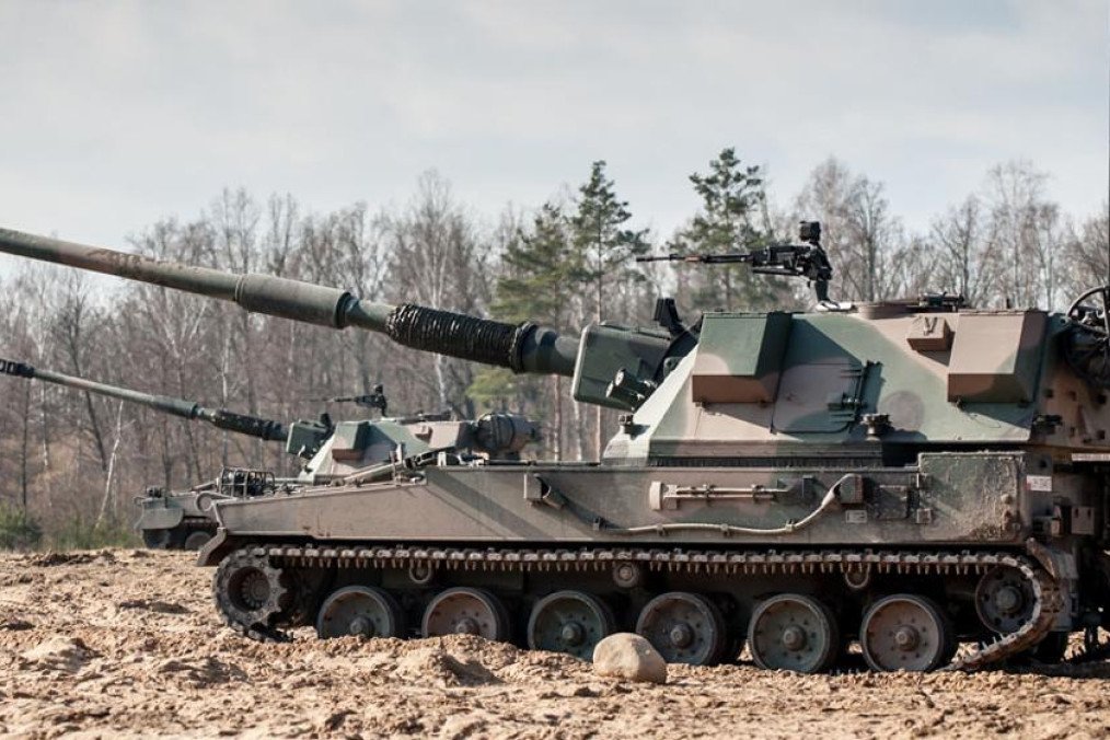 Polish-made AHS Krab self-propelled howitzers during field exercises. (Photo: Polish Ministry of National Defence)