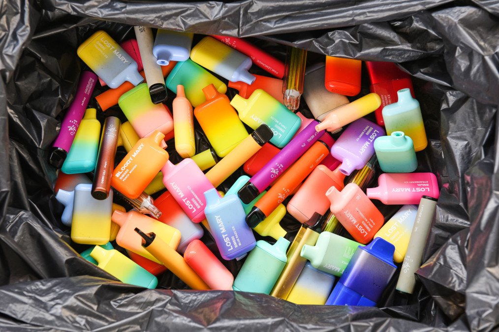 Batteries From Britain’s Banned Vapes Now Fuel Drones, Phones, and Night Vision in Ukraine