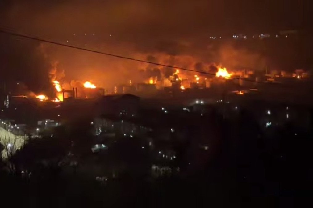 Fire in the tank farm of the Tuapse oil refinery following a drone attack, April 20, 2026. (Source: Exilenova+)